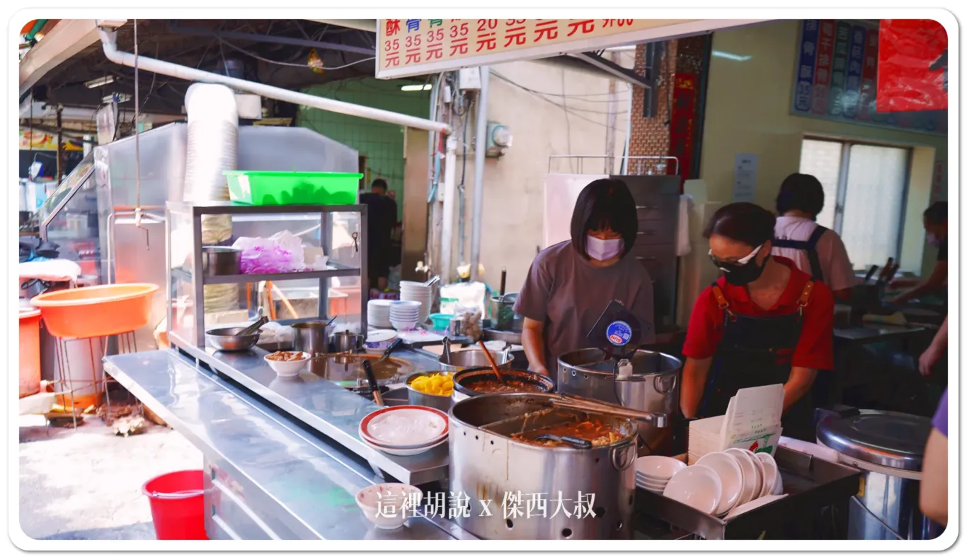 攤位整潔，菜品都是從這裡出來