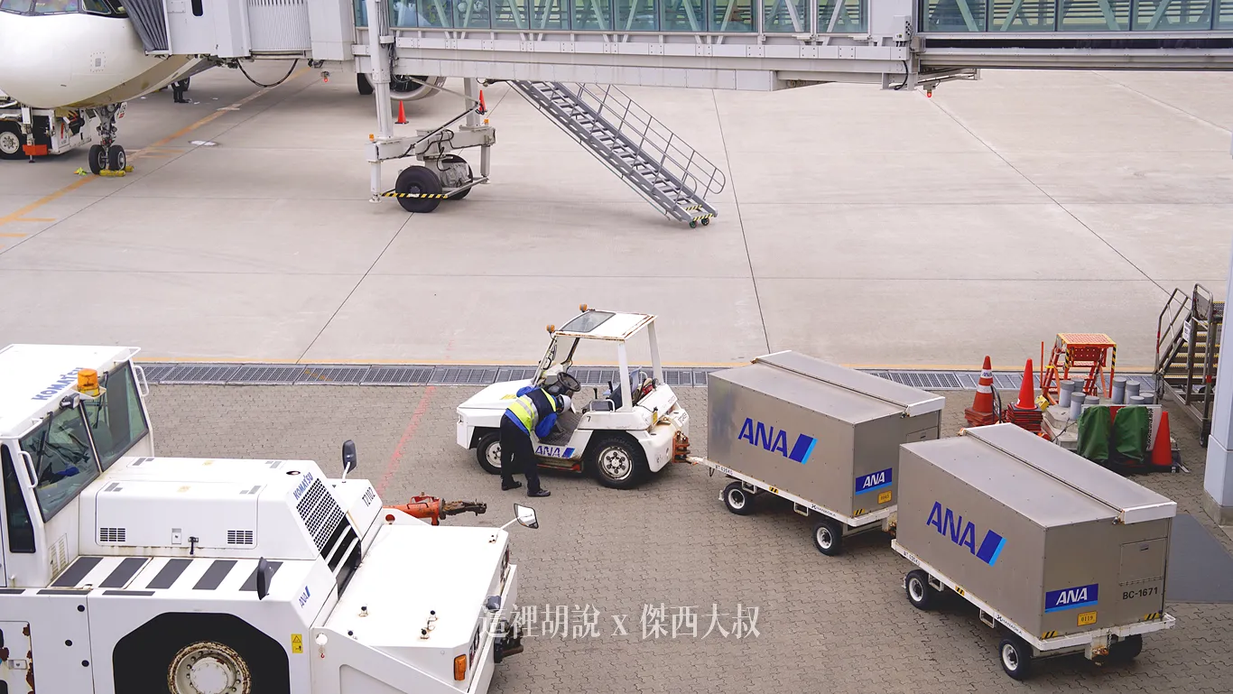 有遮蔽的散裝行李車，下雨天就不怕淋雨