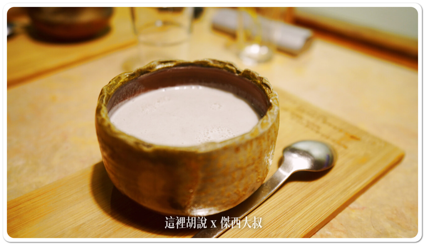 裝著杏仁茶的手工碗，也是精心準備