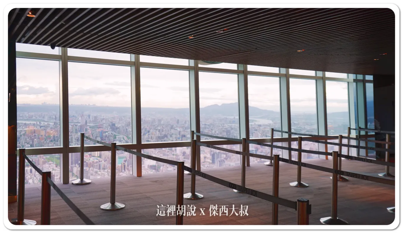 88樓下樓的排隊處，剛好可以看到遠處的山嵐跟淡水河