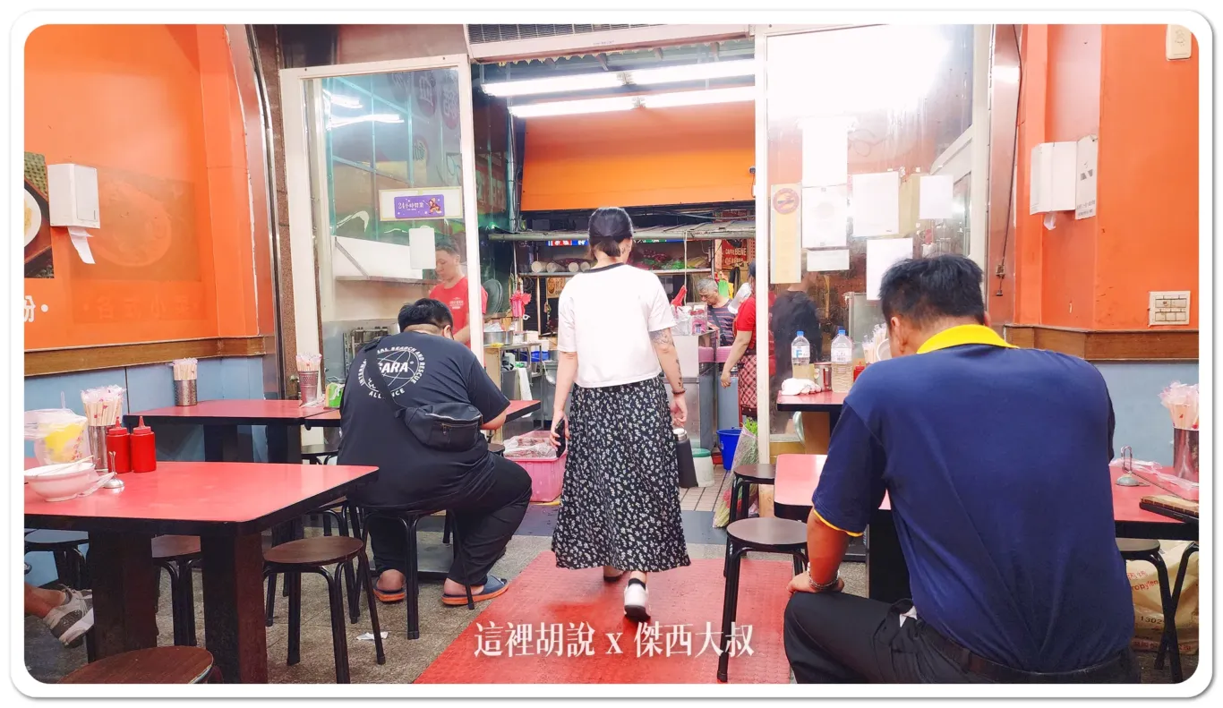 店內的餐桌也很簡單環境上沒有旗艦店來的新穎 店內的餐桌也很簡單環境上沒有旗艦店來的新穎