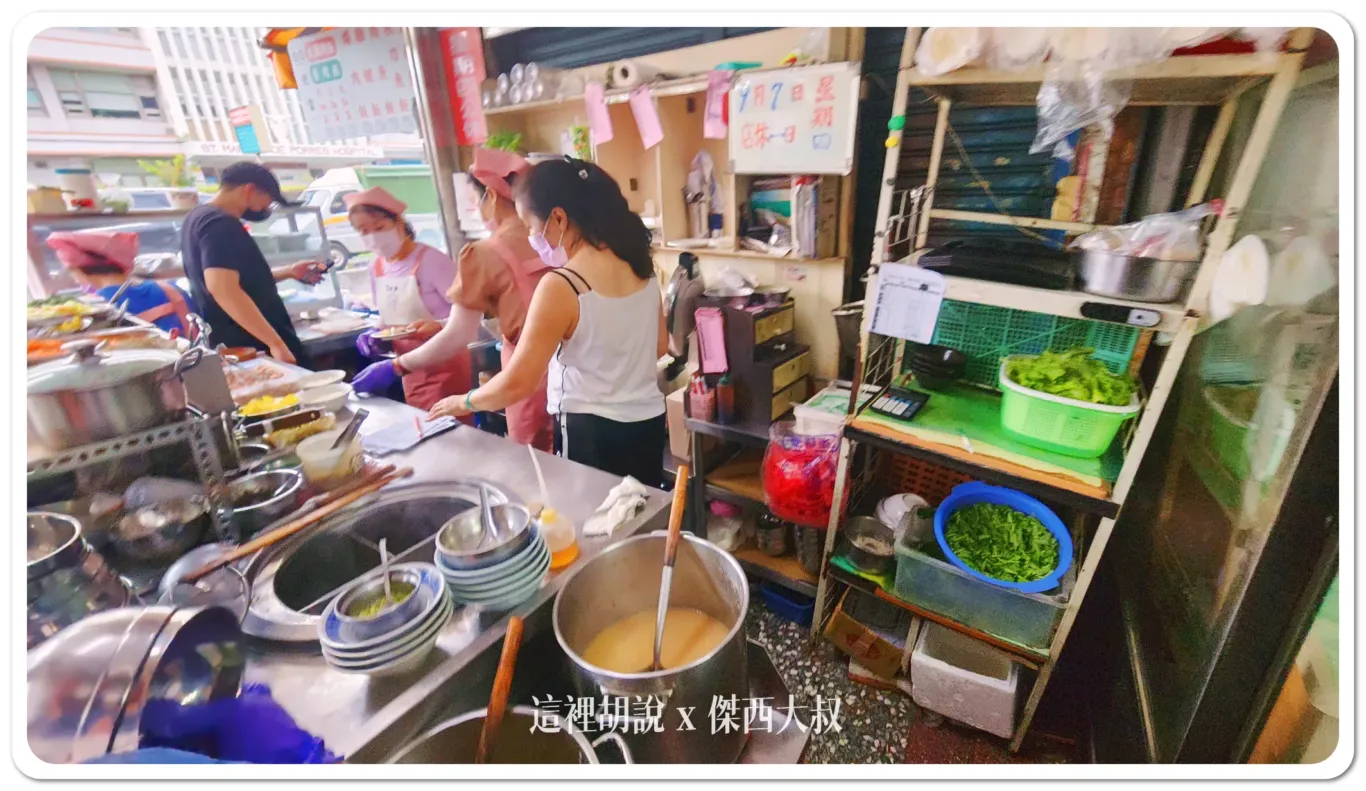 他的內外場都有很多人在顧著，出菜速度很快