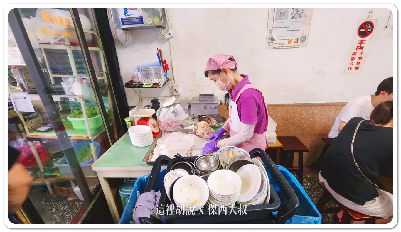 阿姨忙到需要在旁邊處理火雞肉