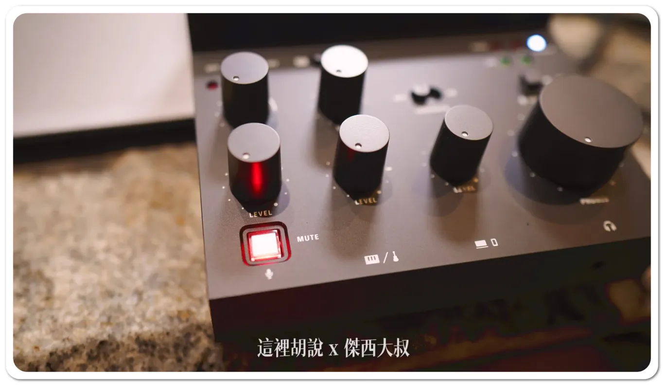 這顆靜音開關跟廣播用的按鈕設置還蠻接近有非常明顯的紅色顯示 這顆靜音開關跟廣播用的按鈕設置還蠻接近有非常明顯的紅色顯示