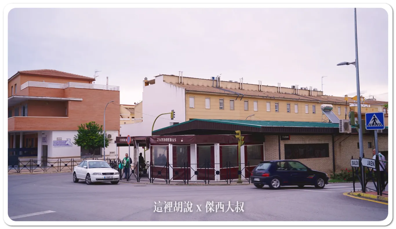 他就是這樣的一間小店在這個小鎮的交通匯集點