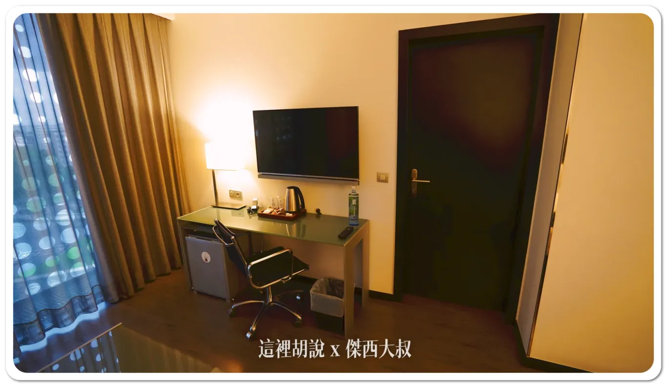 一旁是聯通房的房型，有書桌跟電視