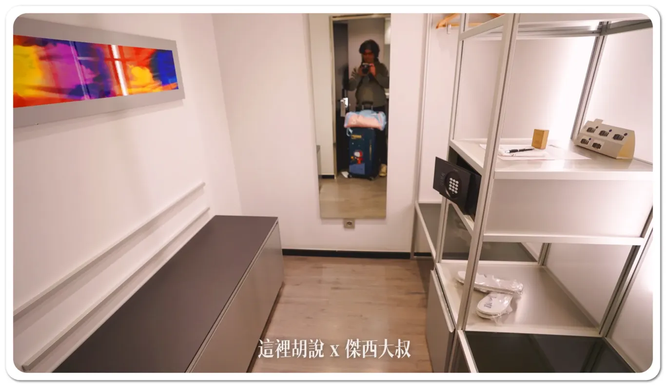有一間小間的更衣室