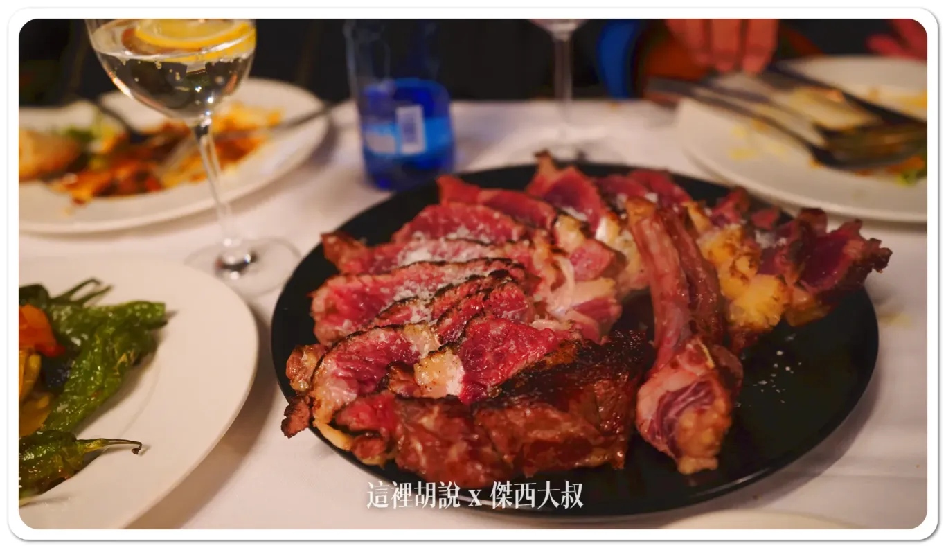 招牌的丁骨牛排，選擇方式是三分熟外表會烤到焦脆