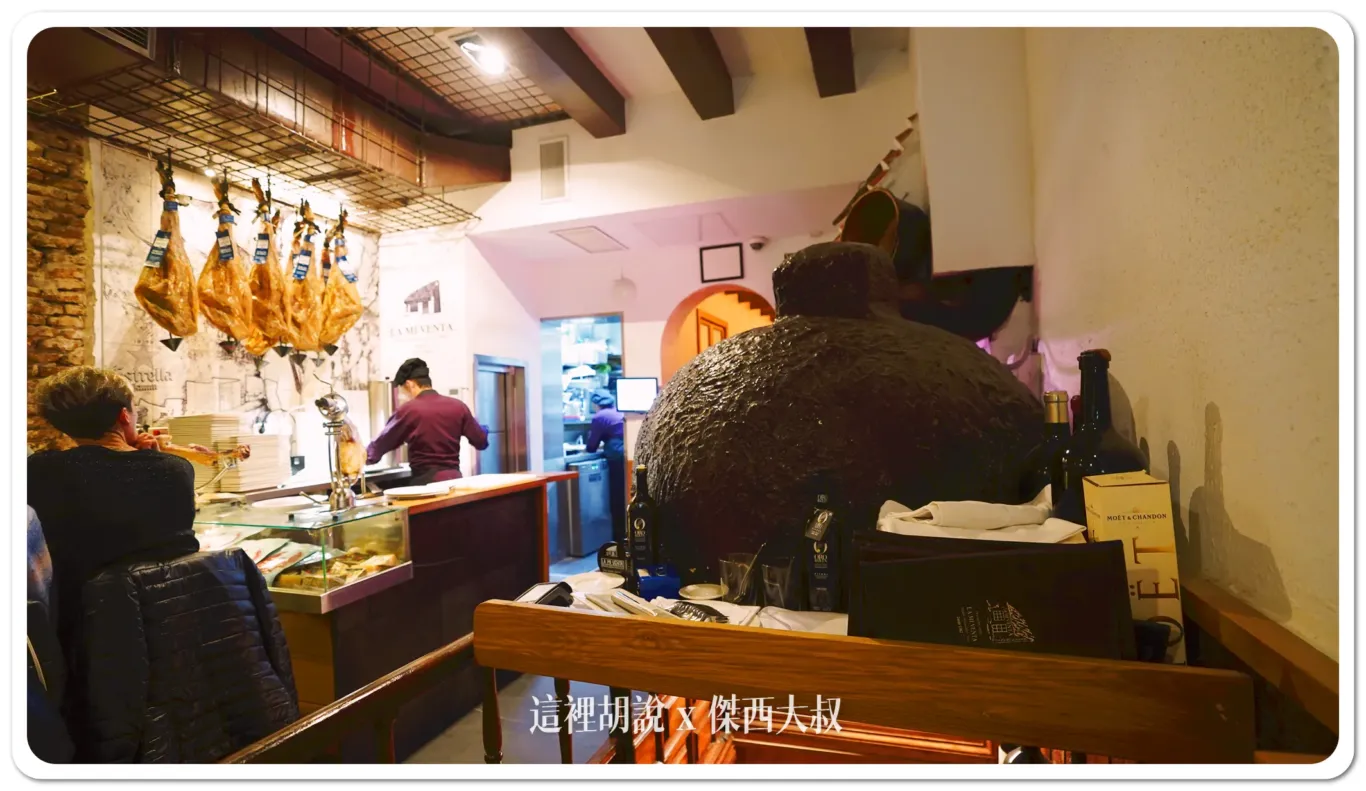 餐廳的空間並沒有很大，看起來真很家庭式但卻是全部客滿，所有的座位都是人