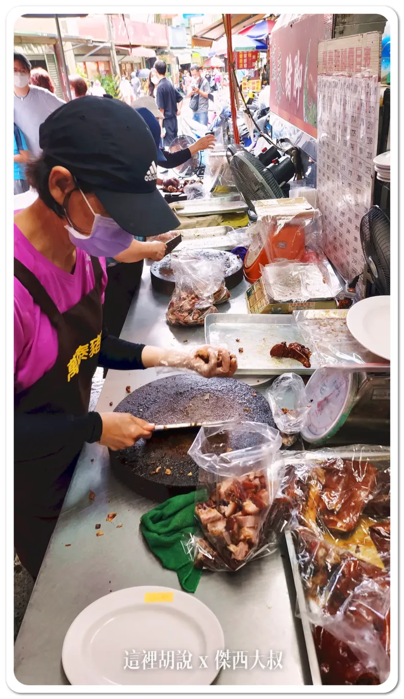 每一間豬腳店面外面，都有阿姨在切豬腳