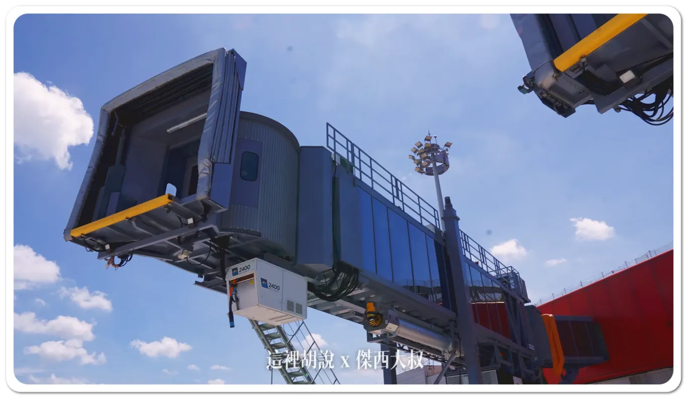 桃園機場北登機廊廳 第三航廈最先啟用：透明空橋