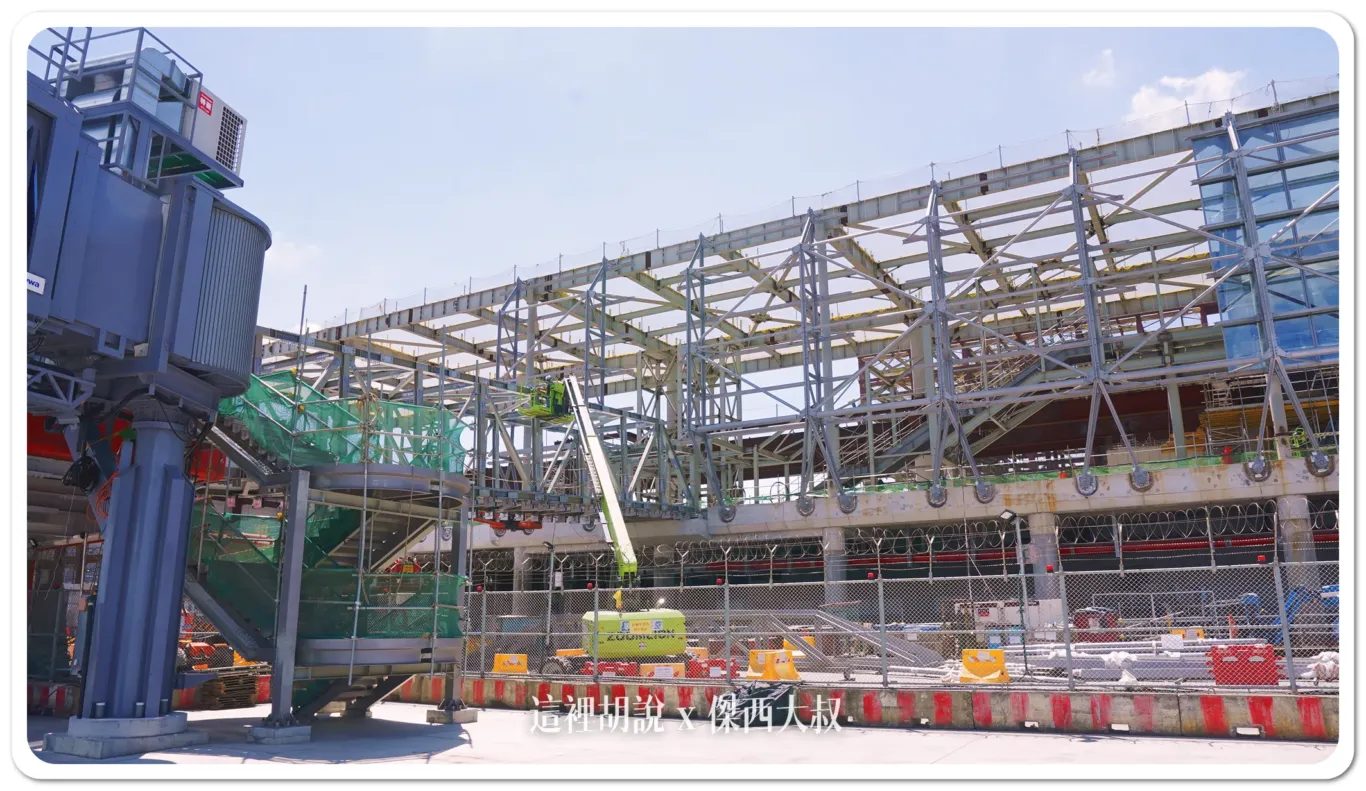 目前北廊廳結構已經安裝完成玻璃帷幕正在安裝中