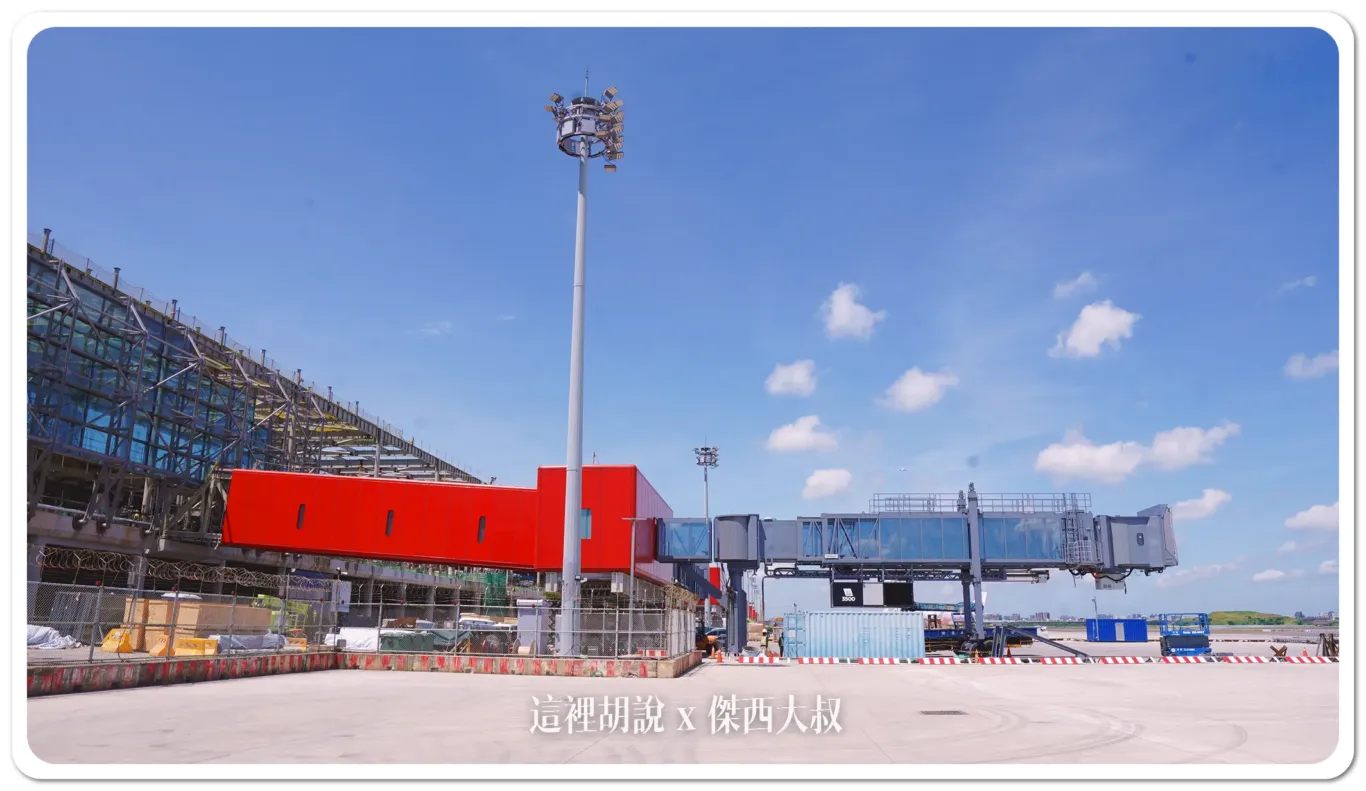 從另外一個角度來看他的建築體連接有保留勤務使用道路（在紅色建築體下方）