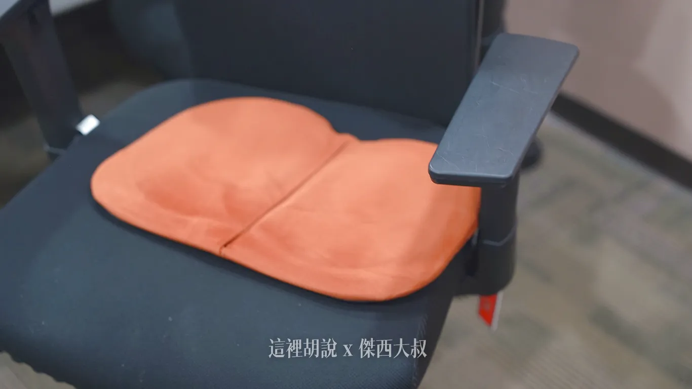 你的屁屁需要他 久坐.經濟艙救星 Exgel座墊 羽田機場花園直營店試坐 台灣也買的到：傑西實際使用 屁屁墊的旅行記錄