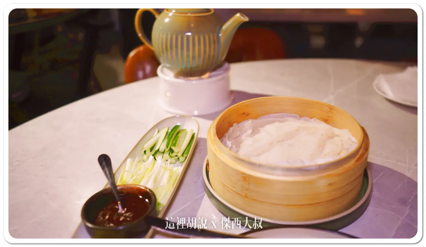 一旁的配料有特調醬料、黃瓜絲、蔥絲