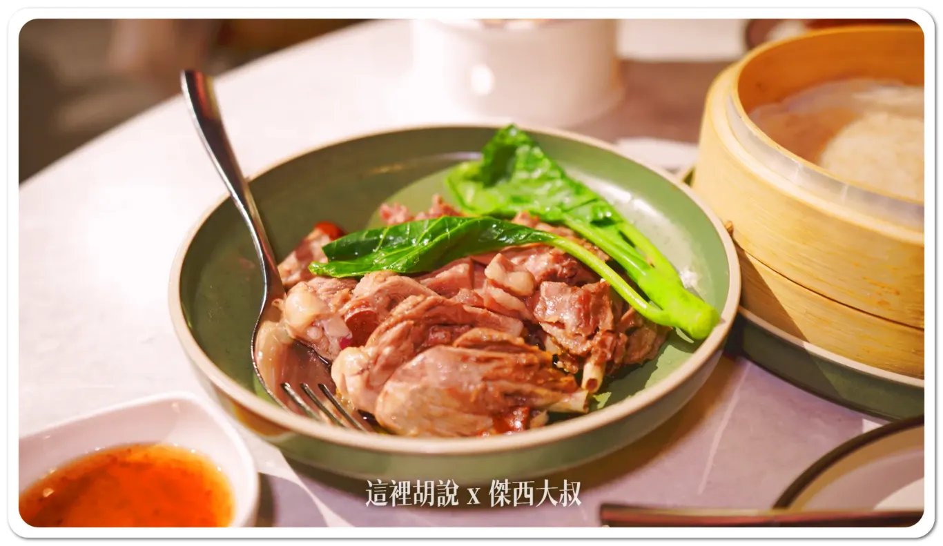 這是烤鴨砍下來的鴨腿，鮮嫩多汁