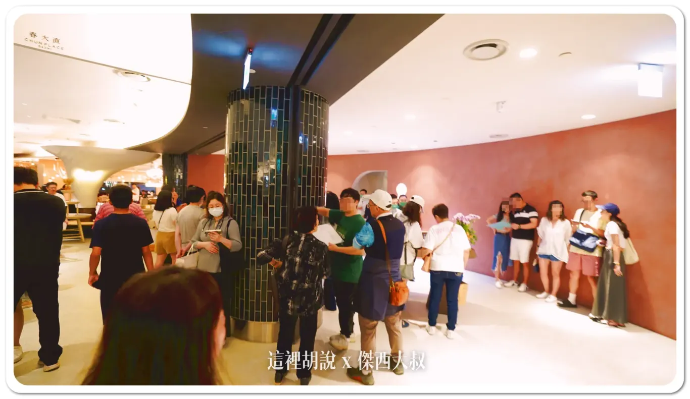 因為用餐是直接分時段，所以時間到就有很多的客人在外頭等待