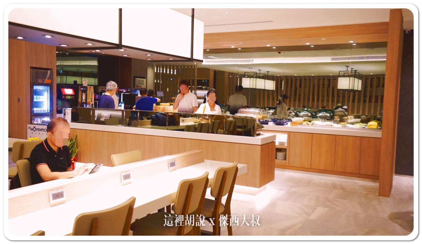 在取餐區域旁邊也有餐桌型的位置，方便用餐