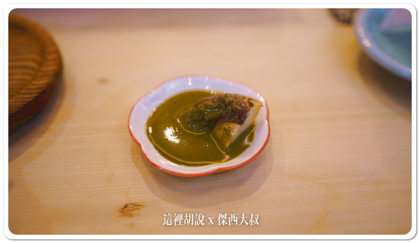 第二口可以沾一下提供的鮑魚肝醬然後剩下醬可以拿飯沾醬一起吃