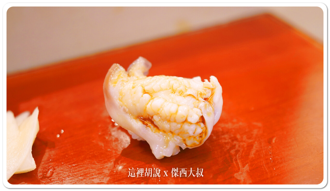 北寄貝用刀法將表面切割了非常多次，讓口感更易於入口