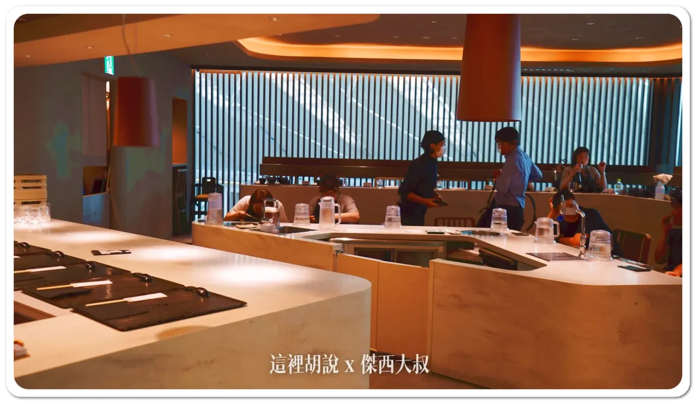 一高一低的V字形的餐台設計方便服務人員從客人另外一面上餐 一高一低的V字形的餐台設計方便服務人員從客人另外一面上餐