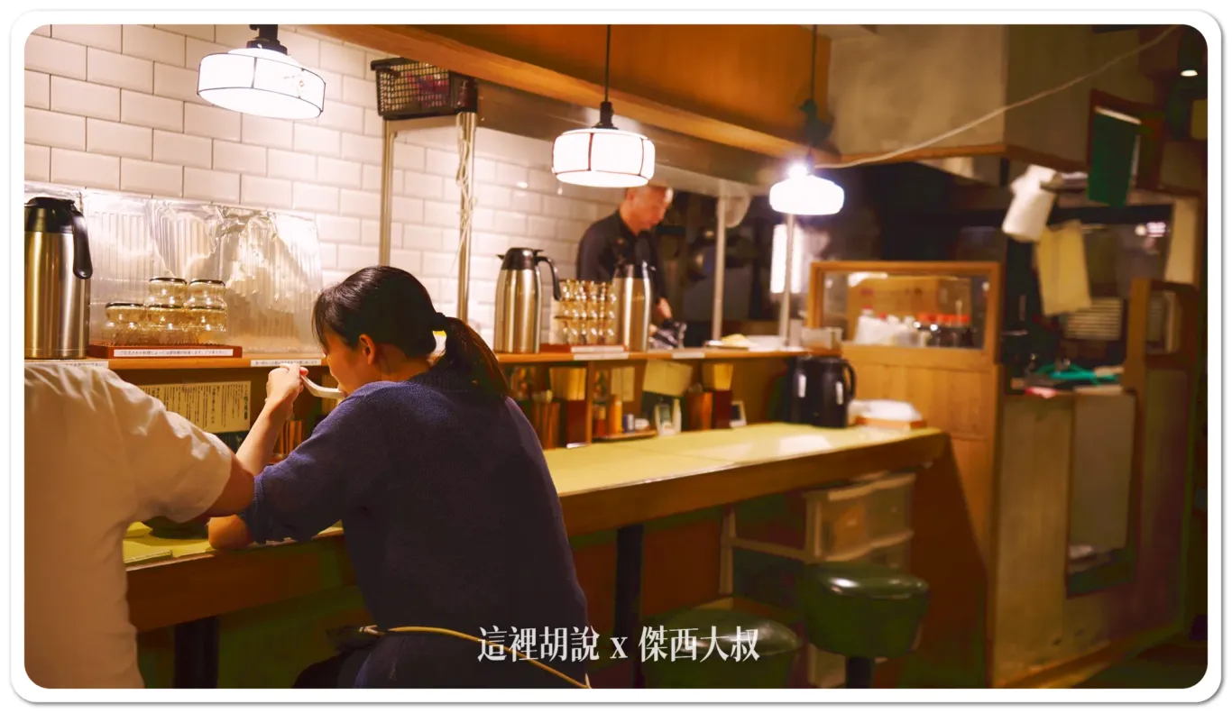 通常最靠近門口的是出餐區，他們會盡量不安排客人
