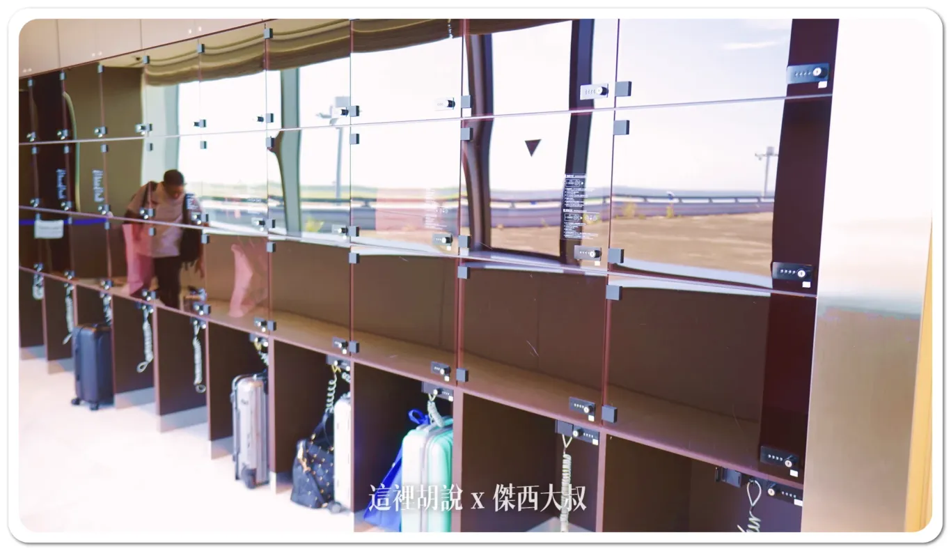 在櫃臺一旁還有提供行李置物區域 在櫃臺一旁還有提供行李置物區域