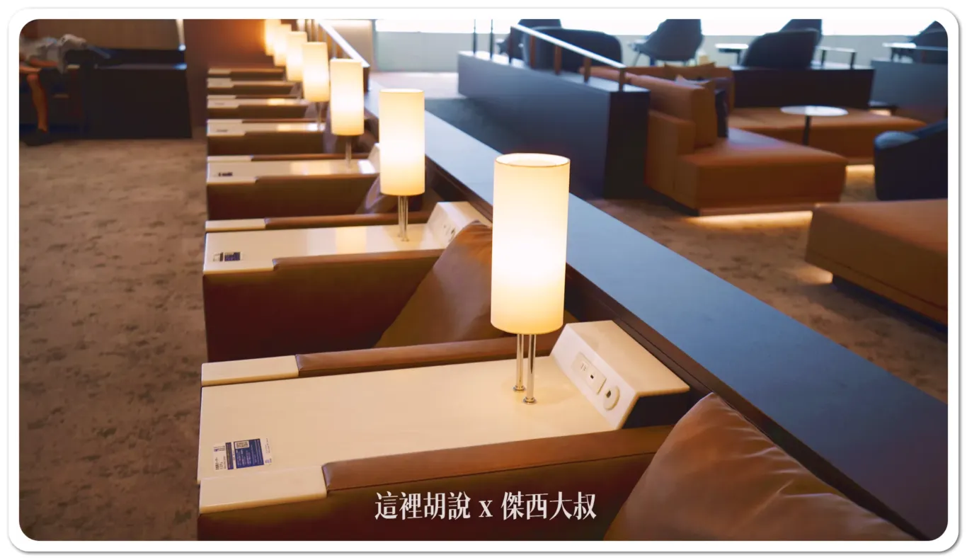 座位旁都有桌子以及充電孔 座位旁都有桌子以及充電孔
