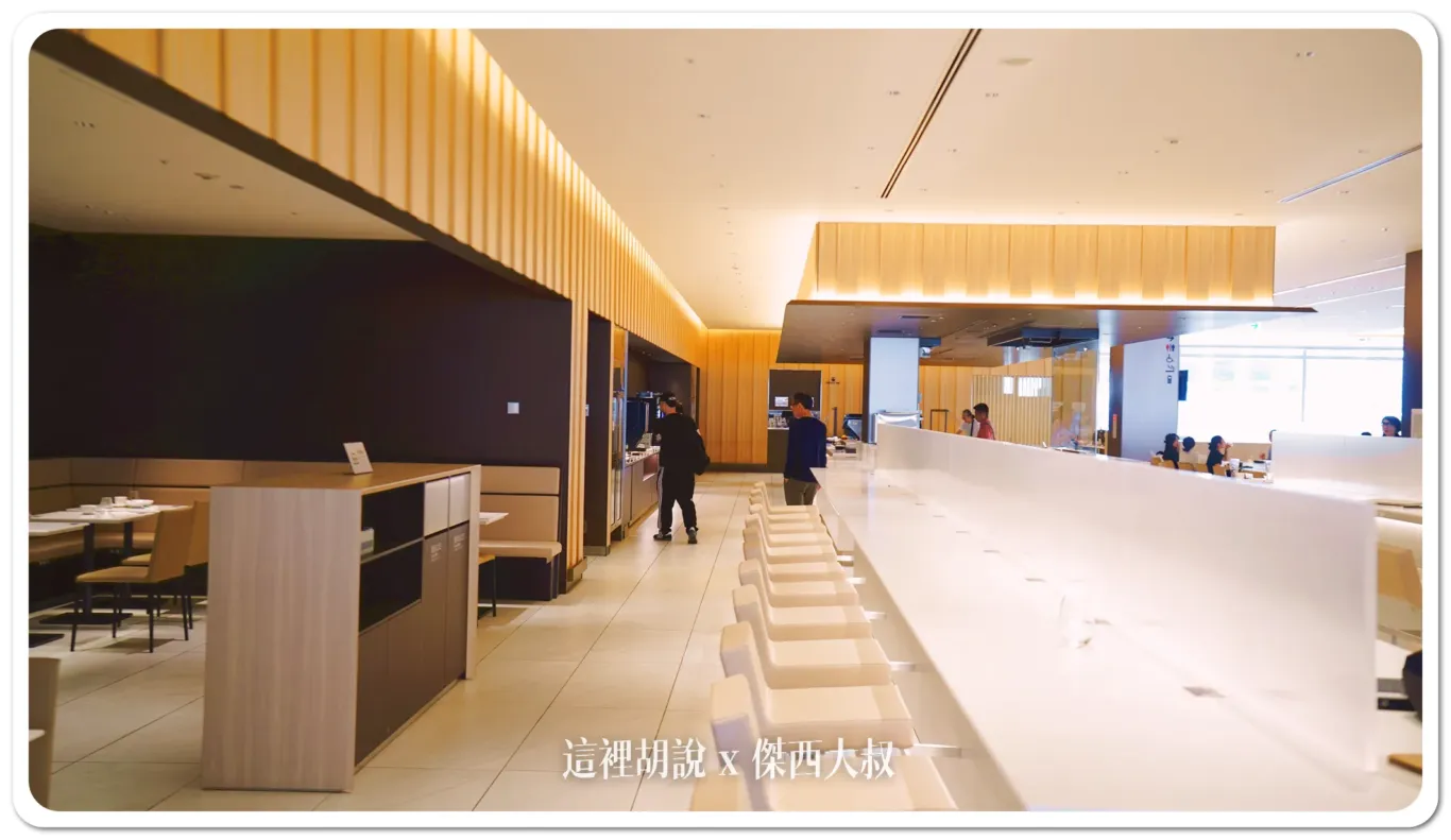 靠近用餐區的座位都設置成這種方便用餐的的長桌或者餐桌 靠近用餐區的座位都設置成這種方便用餐的的長桌或者餐桌