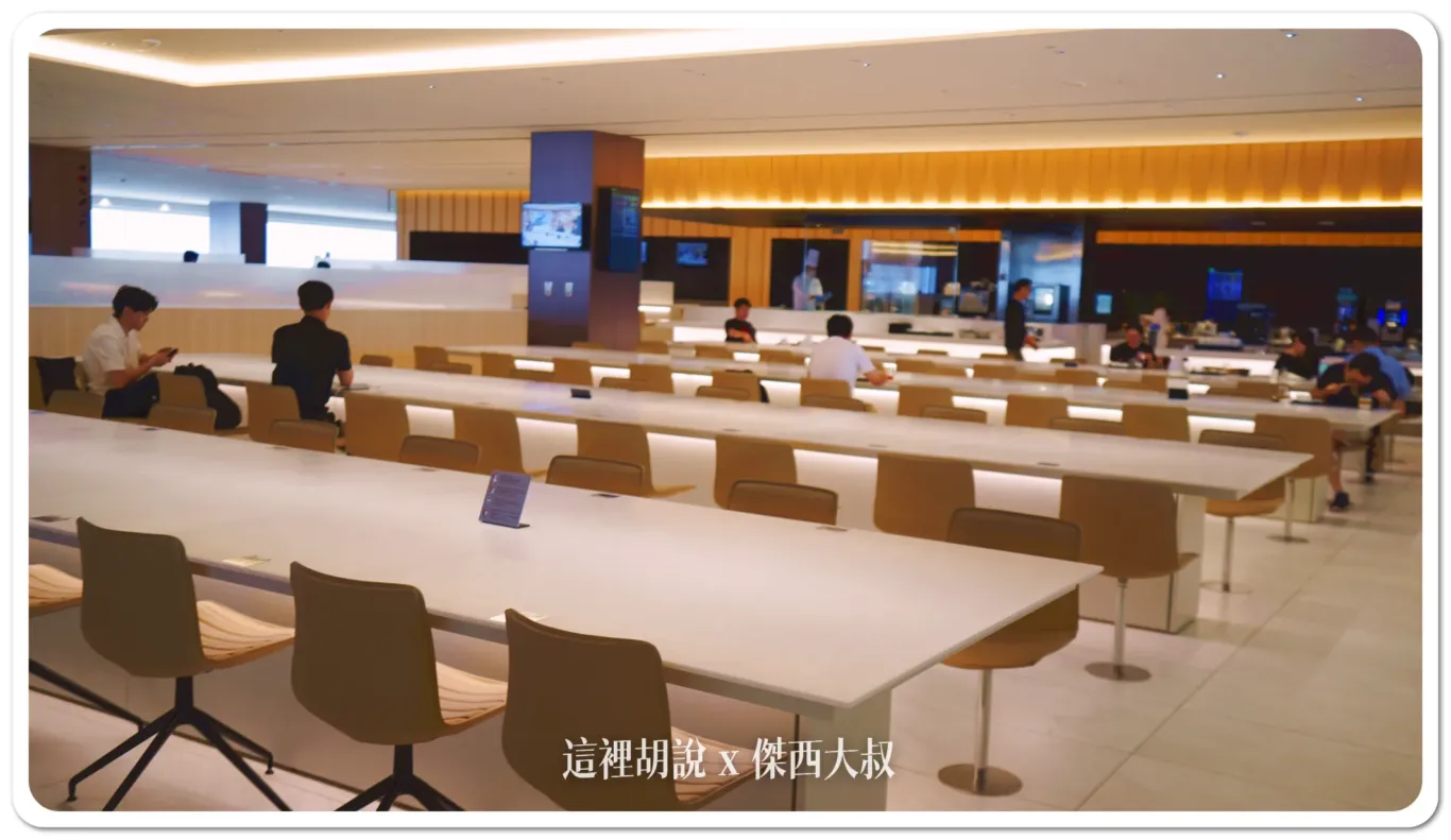 可以看到廚師在開放式廚房廚師還在裡面整理 可以看到廚師在開放式廚房廚師還在裡面整理