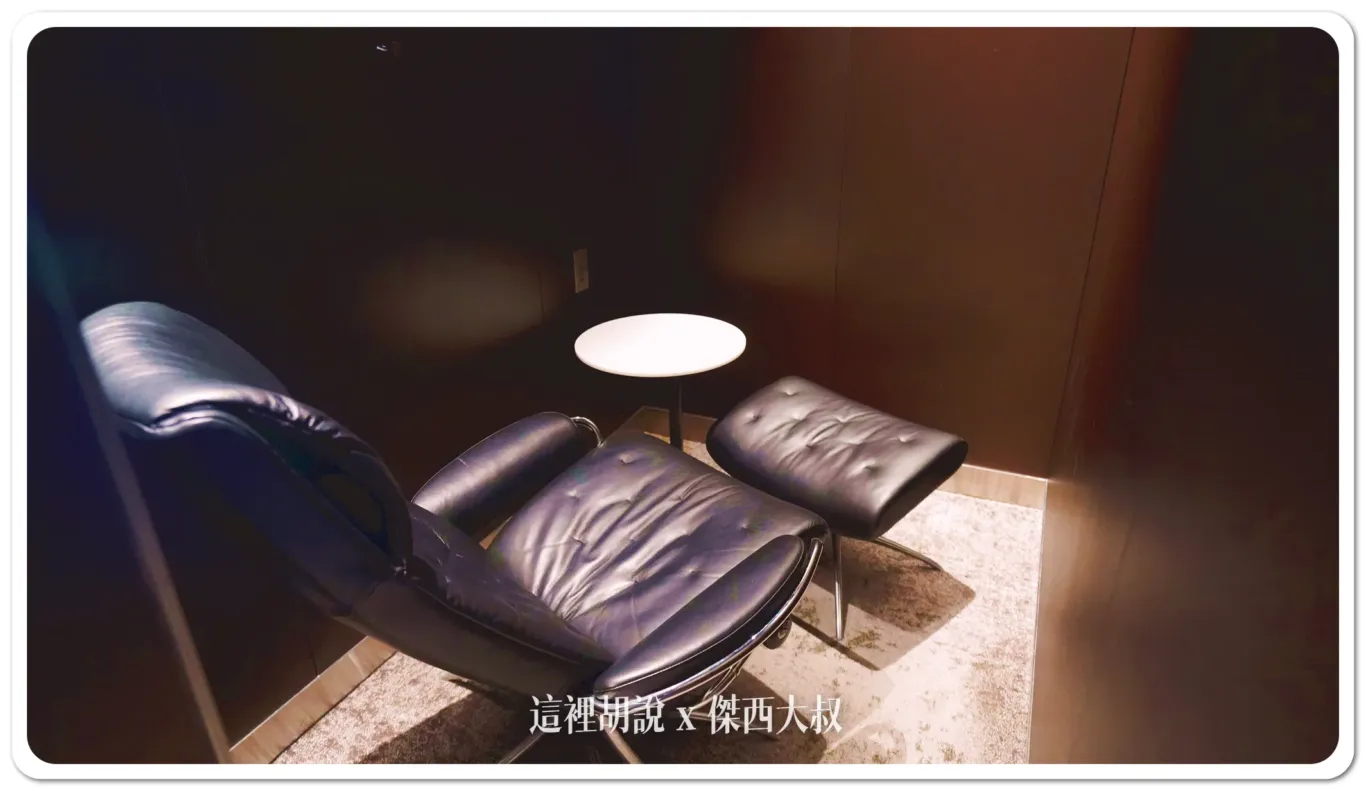 在旁邊的隔間裡面走進去還有躺椅可以在這邊休息 在旁邊的隔間裡面走進去還有躺椅可以在這邊休息