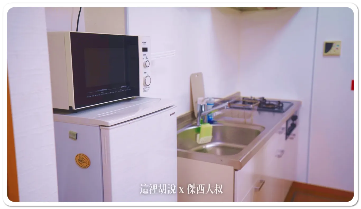 有一個微波爐以及半尺吋的電冰箱