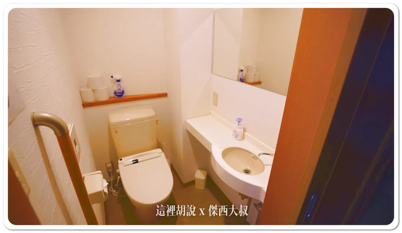 臥室位於兩間房間的中間