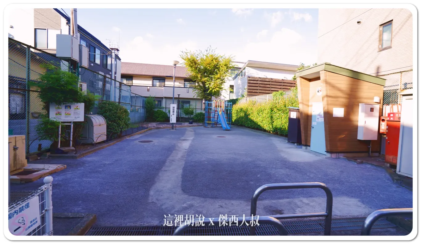 民宿的對面就是一個小型的兒童遊樂場，適合小孩放風
