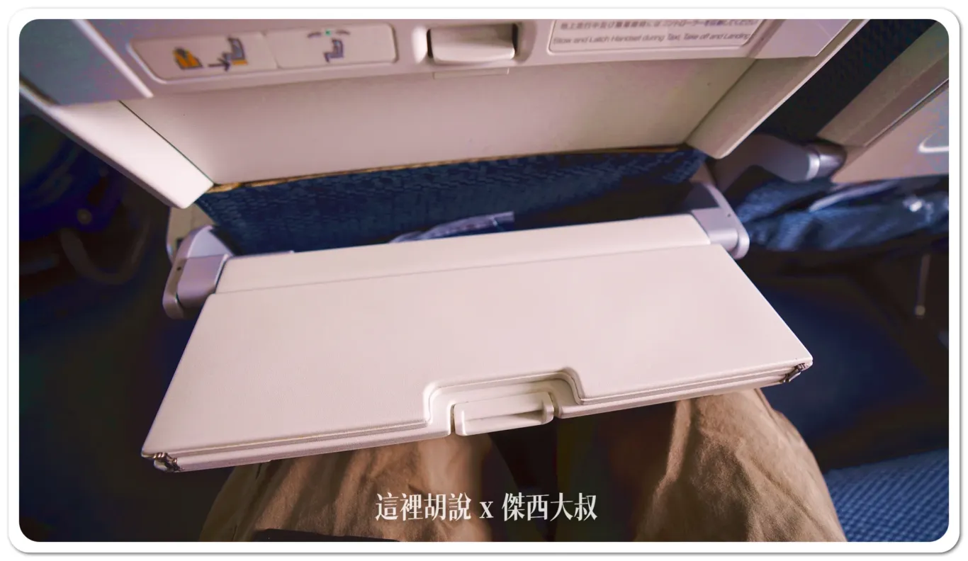 兩折式的桌子 兩折式的桌子