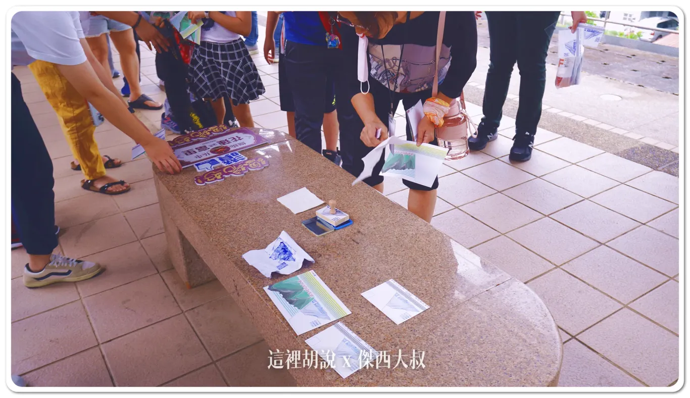 在各站停靠的時候，可以蓋在自己的明信片或者本子上