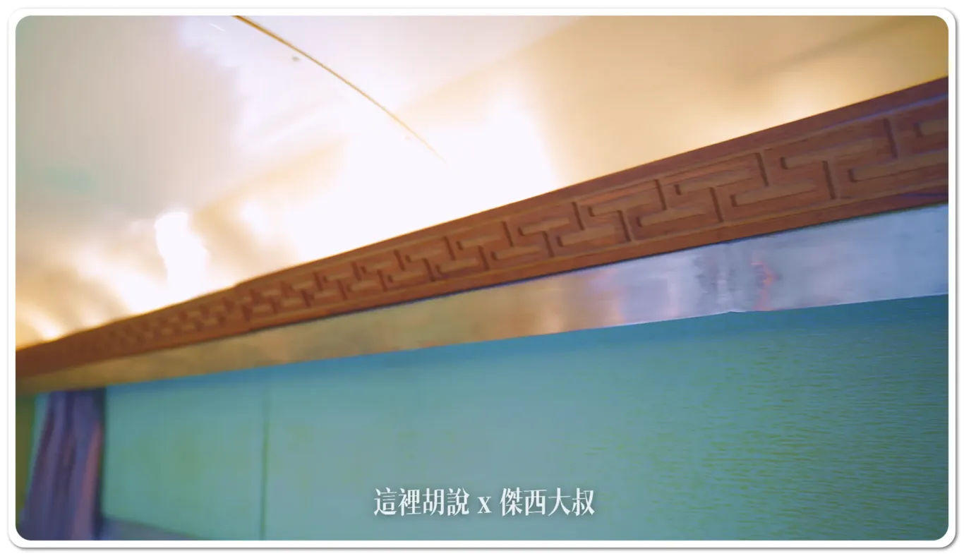 位於頂部的木頭雕花
