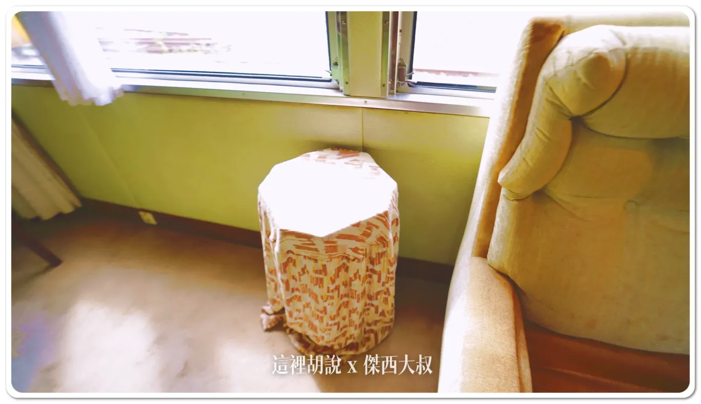這個茶几使用桌布是用那個年代的窗簾修改而成