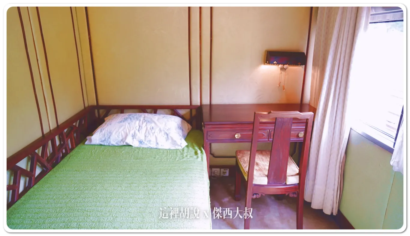 總統花車：書桌以及單人床