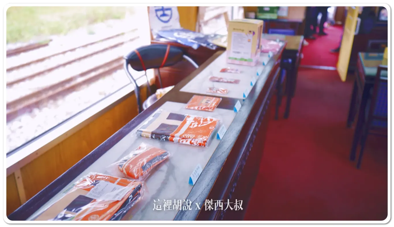 在一旁的櫃臺還有展示紀念品