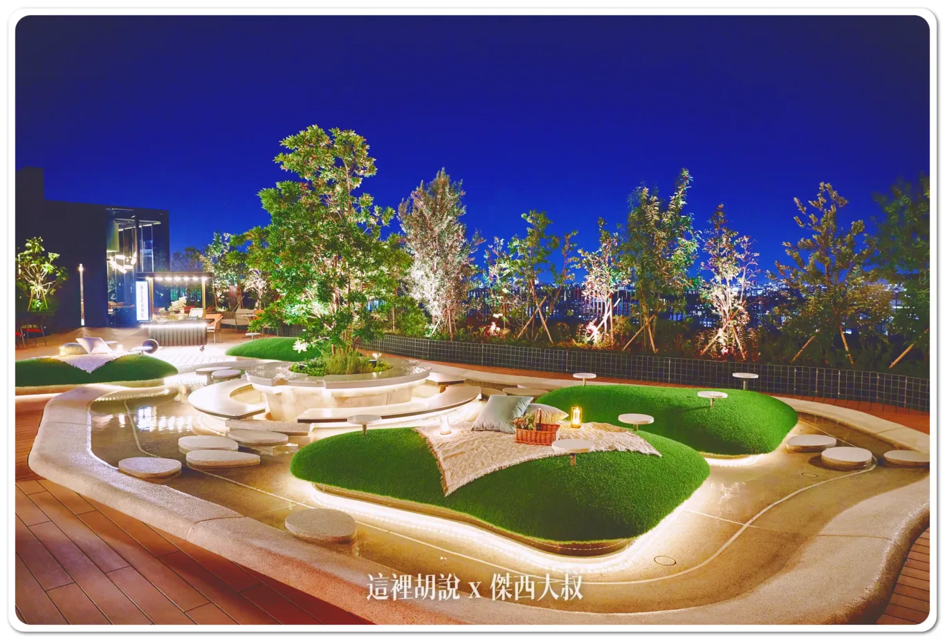 在東京的美食之都五反田享用豐盛的晚餐後，前往60公尺高的空中庭園，一邊品嚐香氣四溢的花草茶，一邊聆聽黑膠唱片播放的悠揚樂聲，享受滿足的夜晚時光。