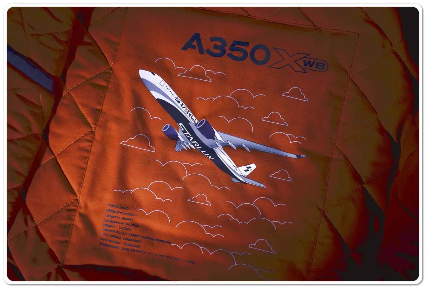 星宇航空在ITF旅展現場推出全新A350 飛行夾克 /2024 - 這裡胡說 JL TALKS