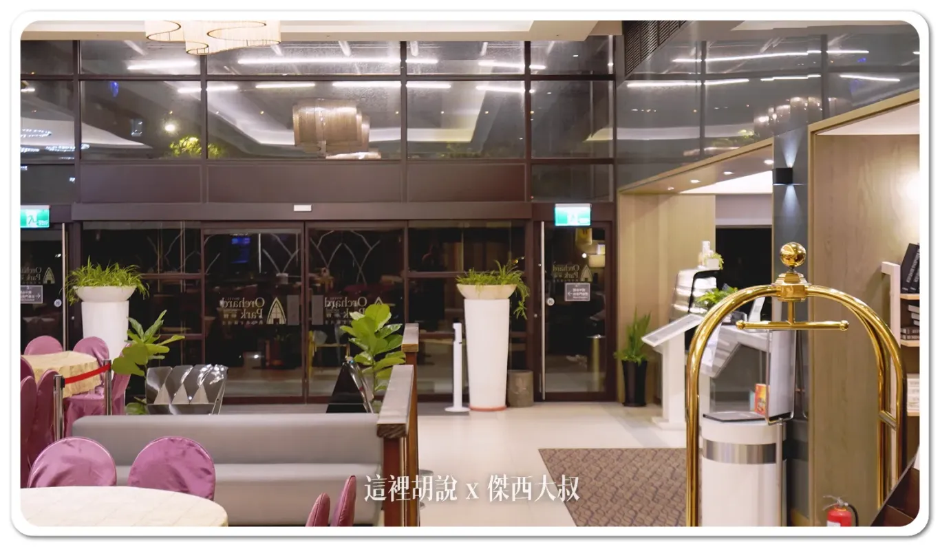大廳沒有複雜的設計,全部都是餐桌 大廳沒有複雜的設計,全部都是餐桌