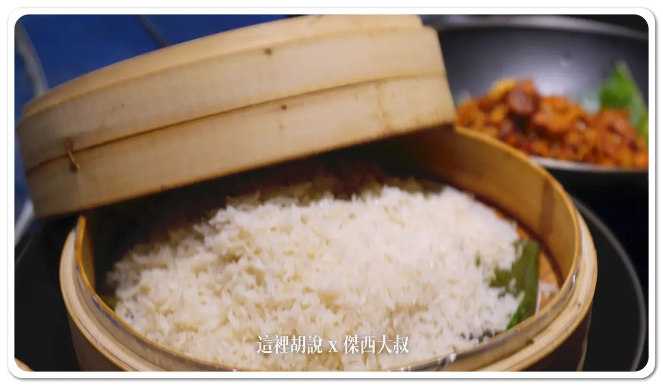 椰漿飯 Nasi Lemak,在馬來文中有「胖飯」之意,表示烹煮椰漿飯必須使其味道濃郁並富有奶香 椰漿飯 Nasi Lemak,在馬來文中有「胖飯」之意,表示烹煮椰漿飯必須使其味道濃郁並富有奶香