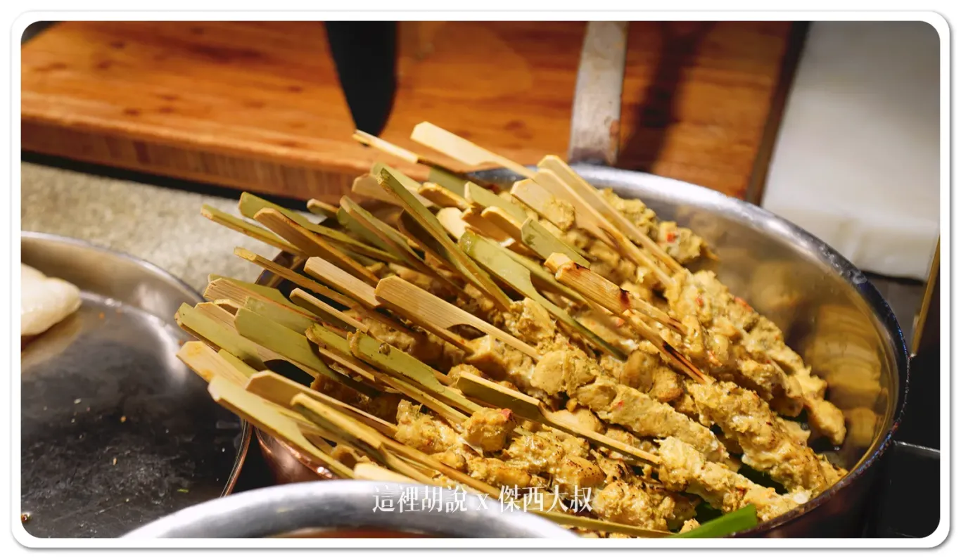 一旁還有雞肉沙嗲,花生醬也是店內自己製作的 一旁還有雞肉沙嗲,花生醬也是店內自己製作的