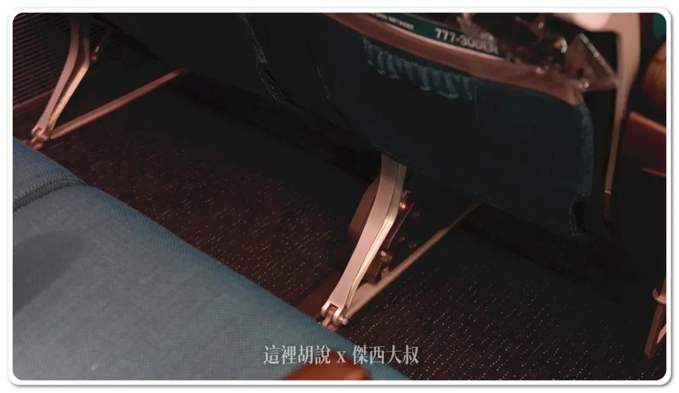 機上娛樂系統的視訊盒位置，佔用空間沒有很大