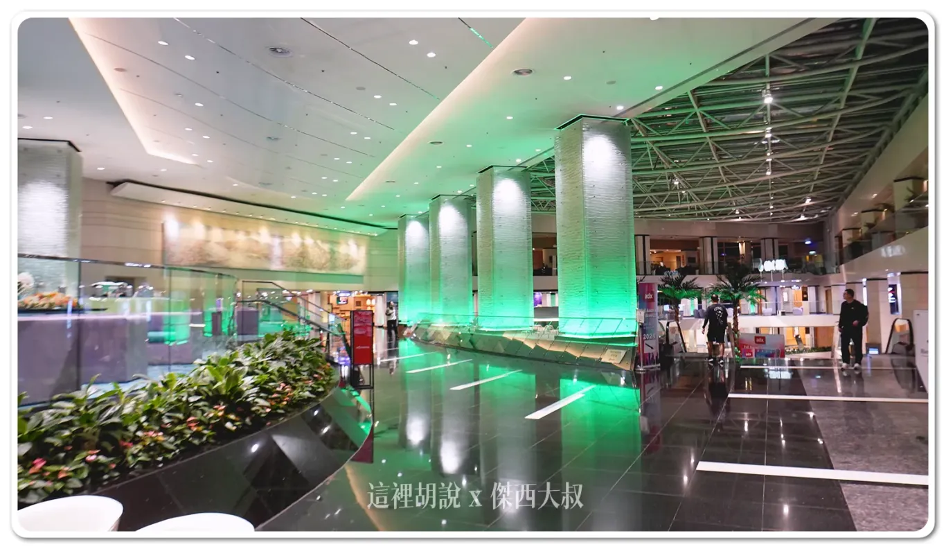 沿著噴水池走抵達飯店大廳 沿著噴水池走抵達飯店大廳