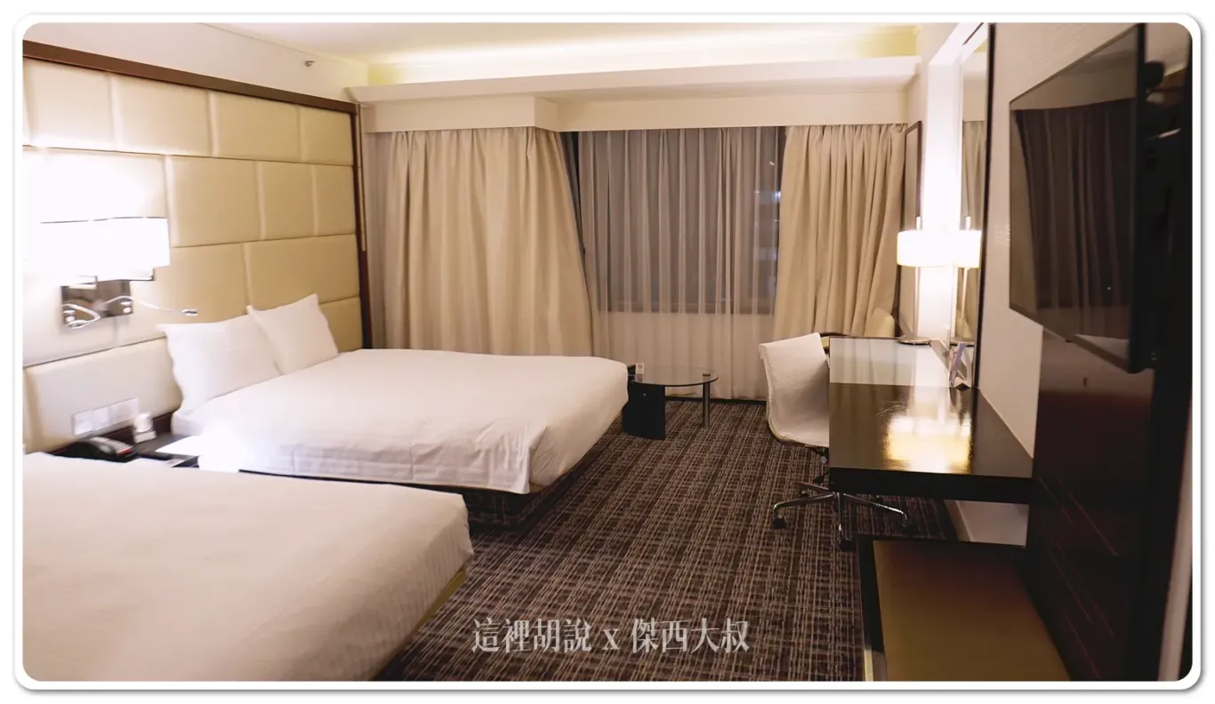 本次入住的是兩張床的房型,屬於雙人床尺寸,睡四個人沒問題 本次入住的是兩張床的房型,屬於雙人床尺寸,睡四個人沒問題