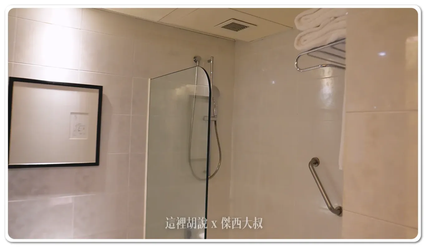 沒有浴簾,用一個玻璃隔出淋浴空間 沒有浴簾,用一個玻璃隔出淋浴空間