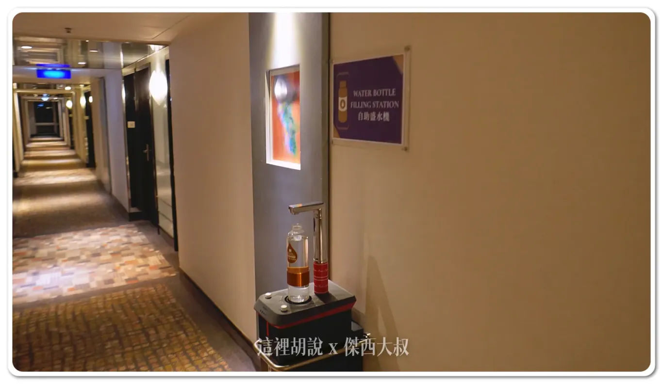 可以拿玻璃瓶去走廊上的飲水機裝水 可以拿玻璃瓶去走廊上的飲水機裝水